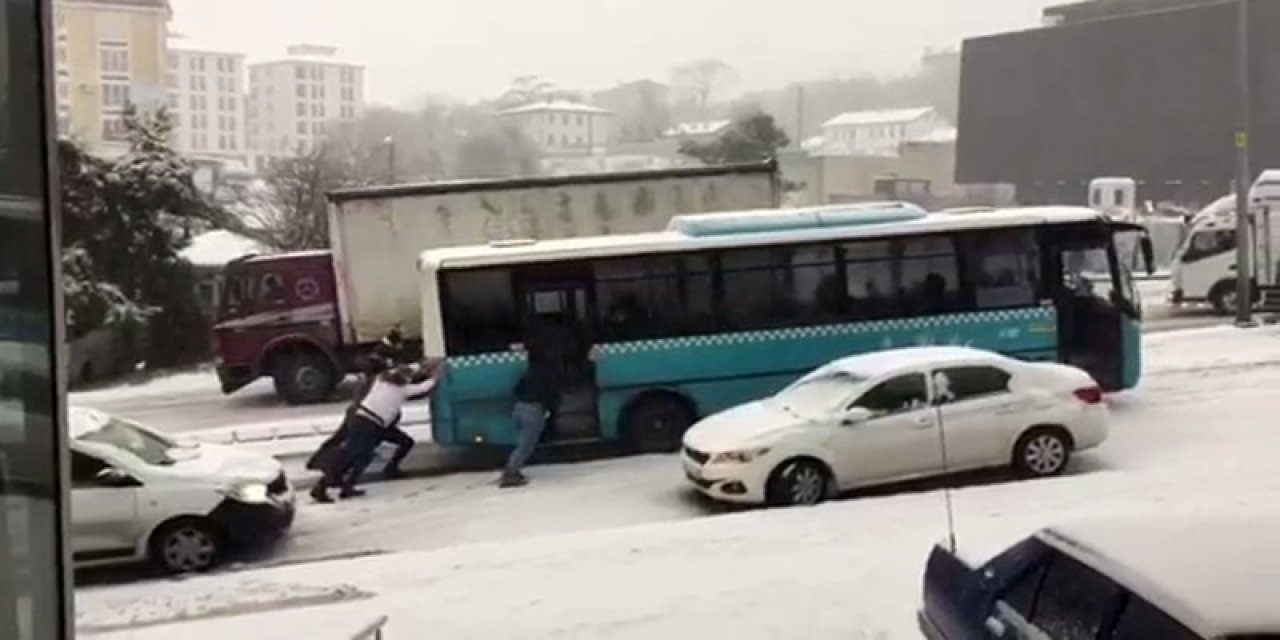 Arnavutköy’de Özel Halk Otobüsü Ve Ambulans Yolda Kaldı