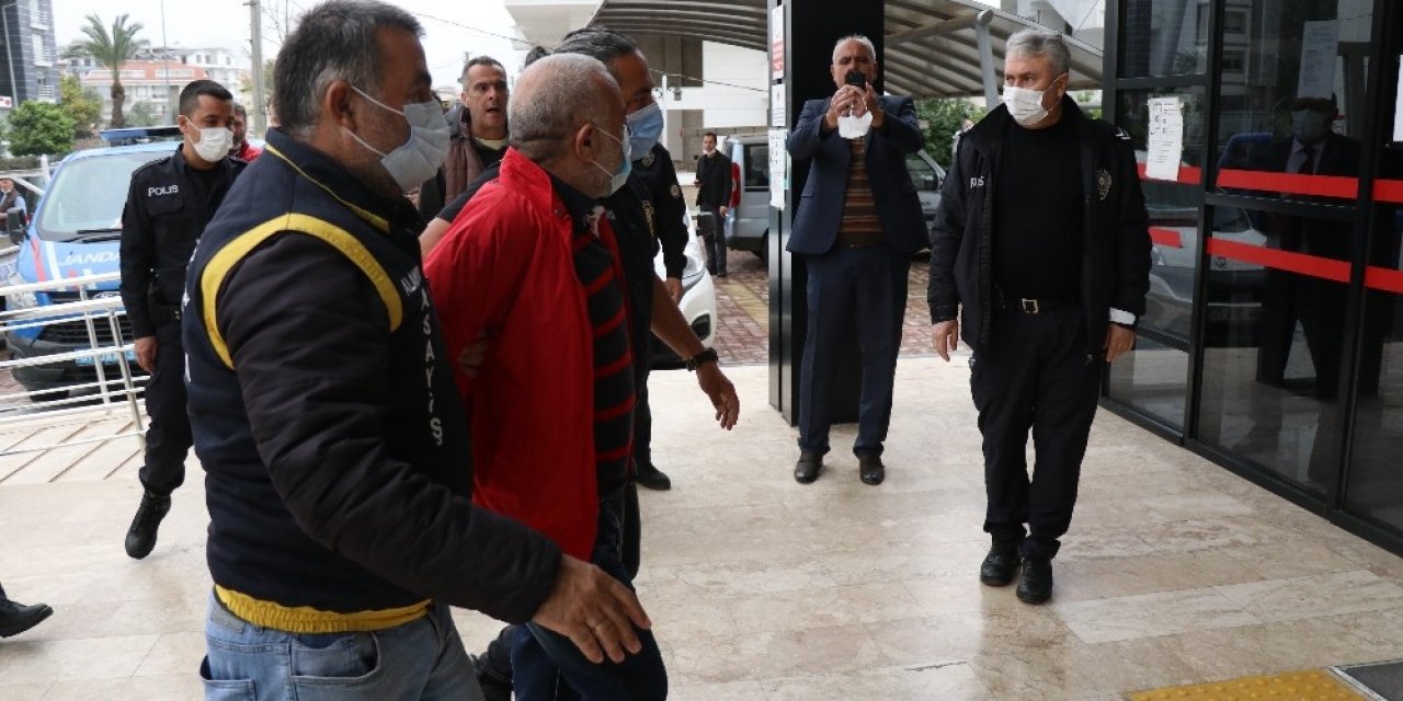 Eşini Öldüren Arkadaşına Adliyeye Girerken ’adamsın’ Dedi, Gözaltına Alındı