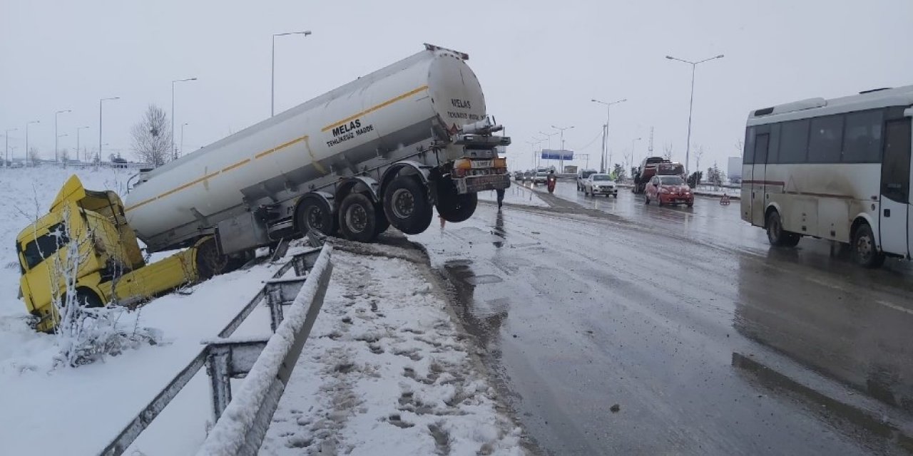 Kayan Tanker Bariyerleri Yıkıp Şarampolde Askıda Kaldı