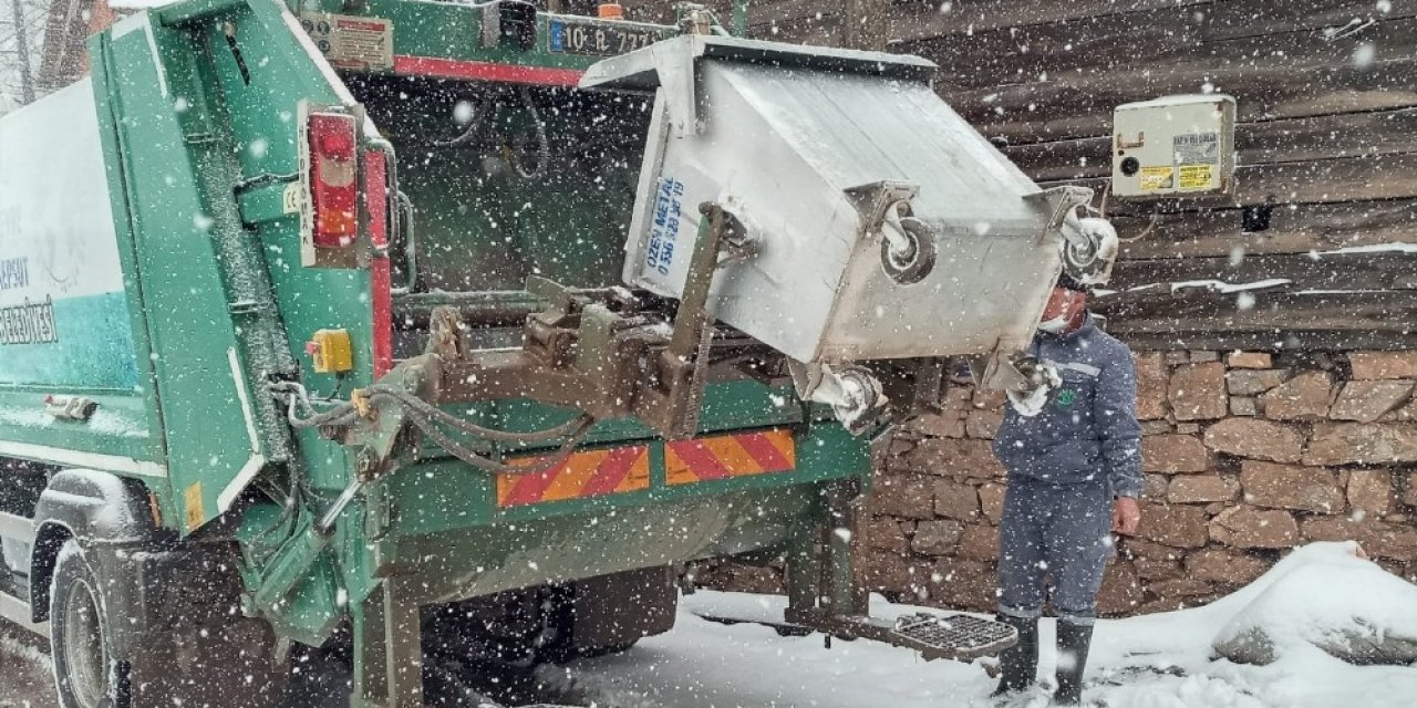 Kepsut’ta Kırsal Mahallelere Kar Yağışı Devam Ediyor