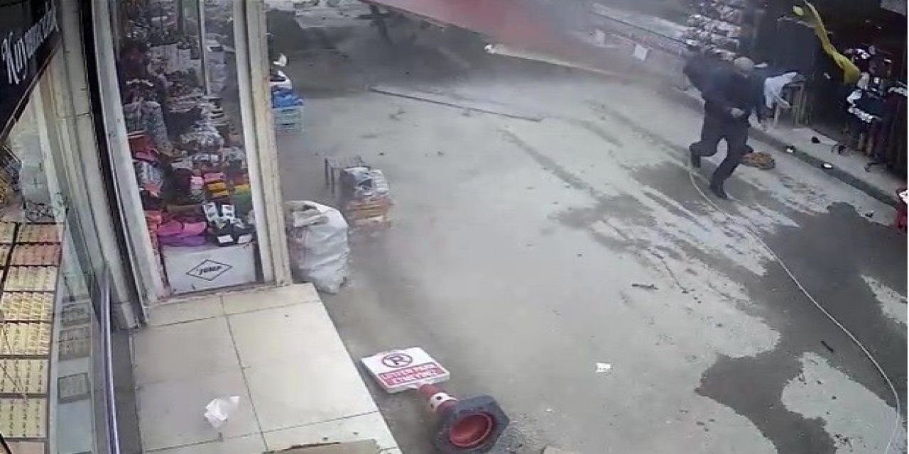 Fırtınanın Uçurduğu Çatının Altında Kalmaktan Son Anda Kurtuldular