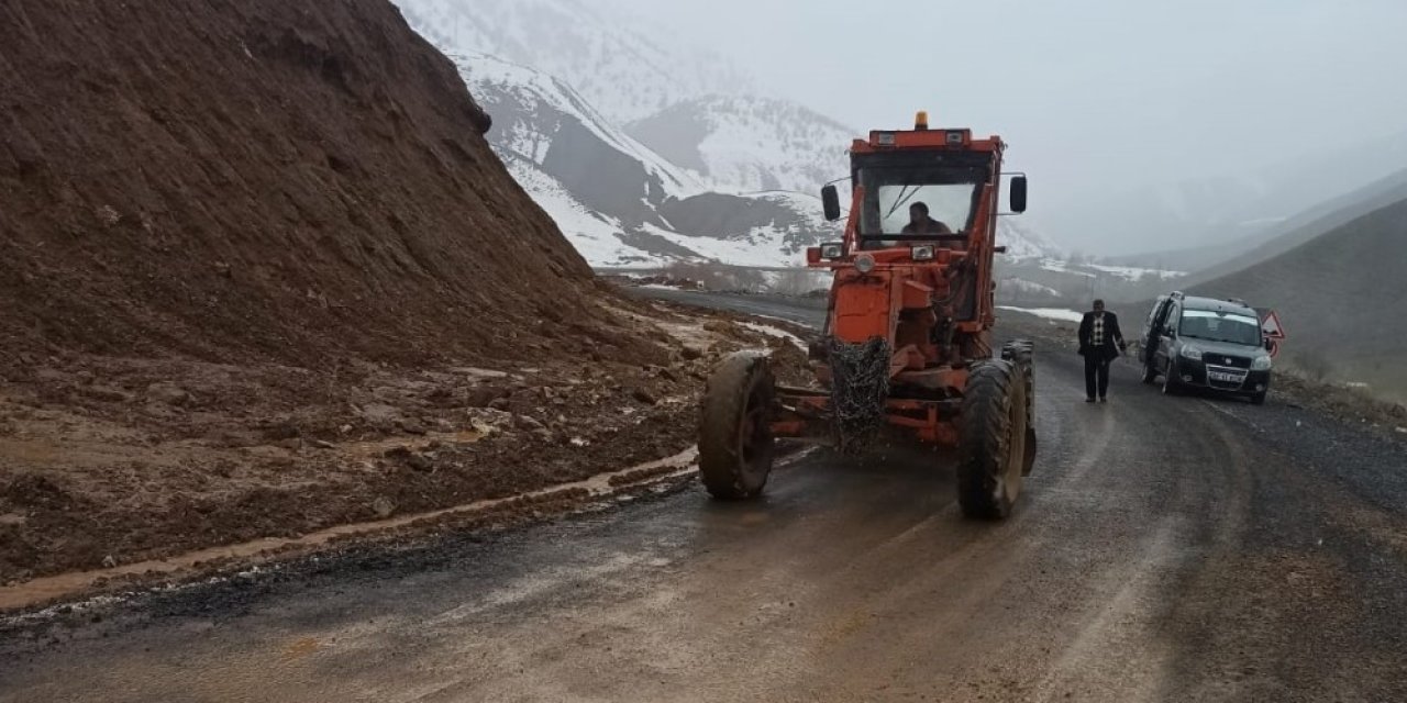 Bingöl’de Heyelan Nedeniyle Kapanan Yol Açıldı