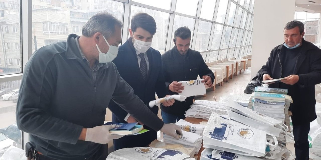 Sivas Belediyesi 58 Bin Eve “i̇nancın Zaferi Çanakkale” Kitabını Dağıttı