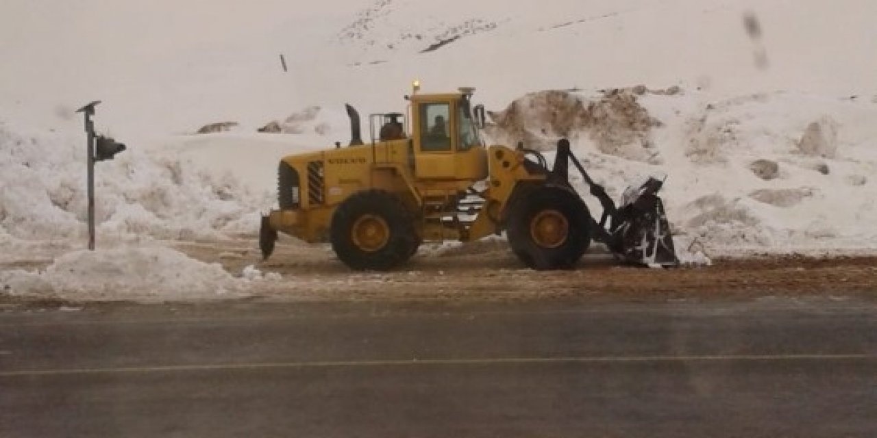 Eğribel’de Kar Yağışı Sürücülere Zor Anlar Yaşatıyor