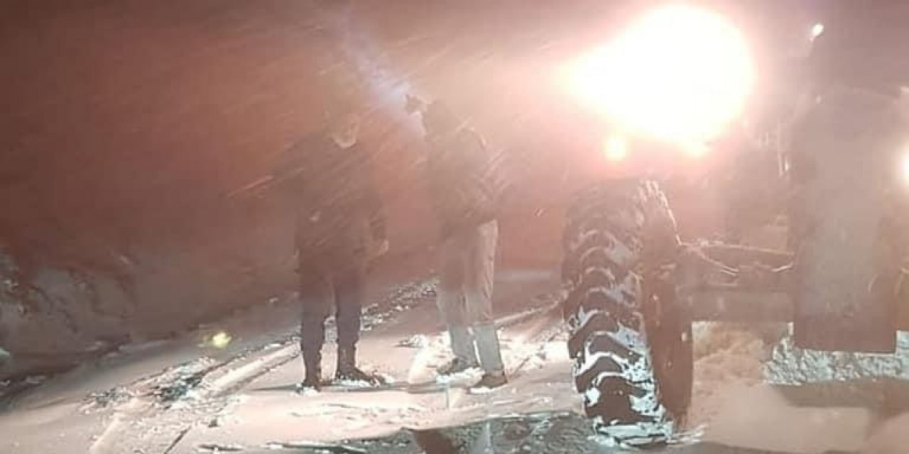 Aniden Bastıran Kar Yağışında Köy Yolunda Mahsur Kaldılar