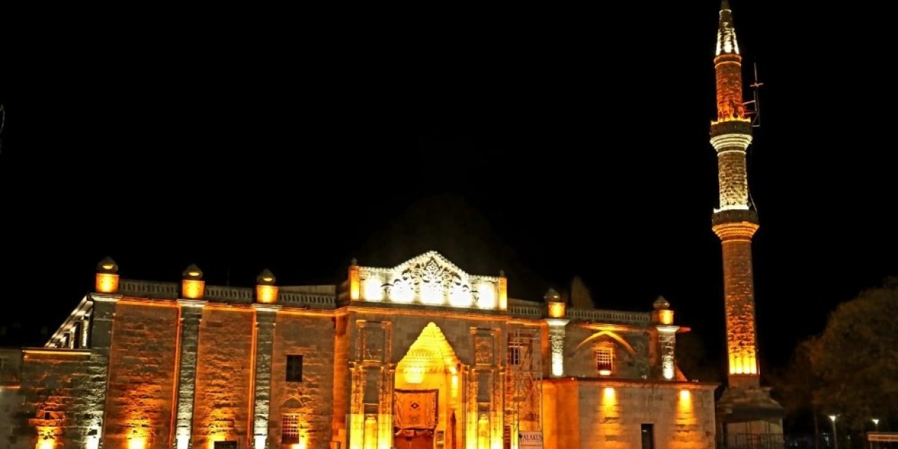 Aksaray’da Tarihi Ulu Cami’de Yapılan Işıklandırma Çalışmaları Tamamlandı