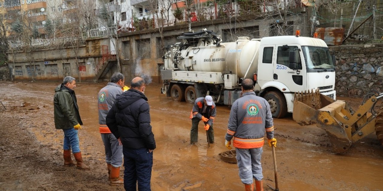 Bingöl Belediyesi’nden Yoğun Sel Mesaisi