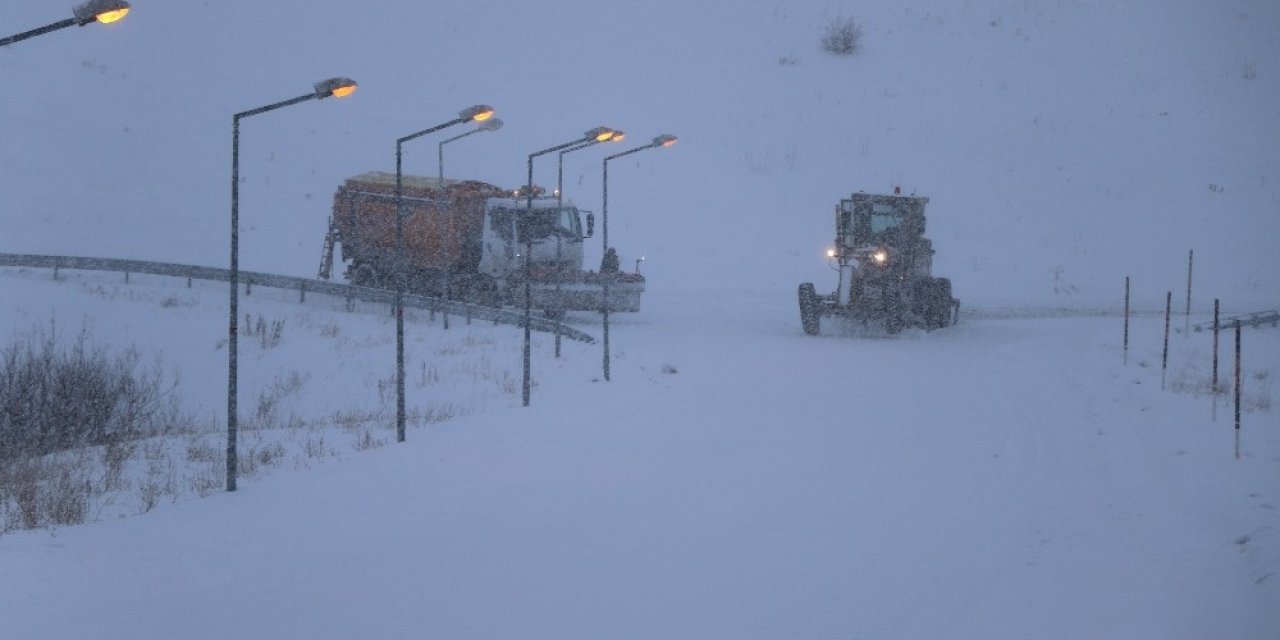 Bayburt Ve Erzincan’ın Yüksek Kesimlerinde Kar Yağışı
