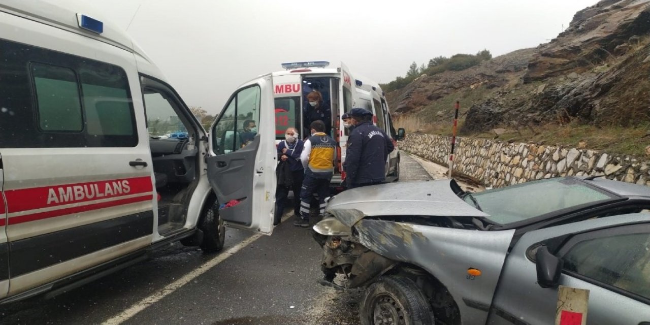 Uşak’ta Trafik Kazası; 3 Yaralı
