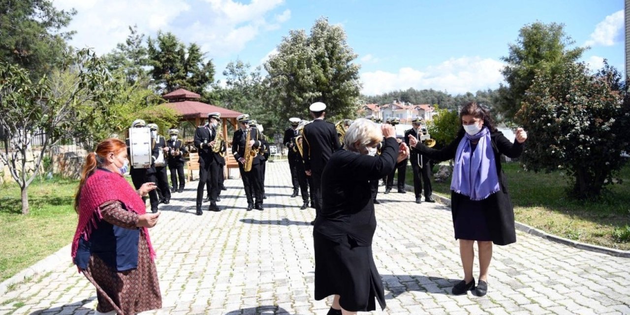 Huzurevi’ndeki Yaşlılara Bando Sürprizi