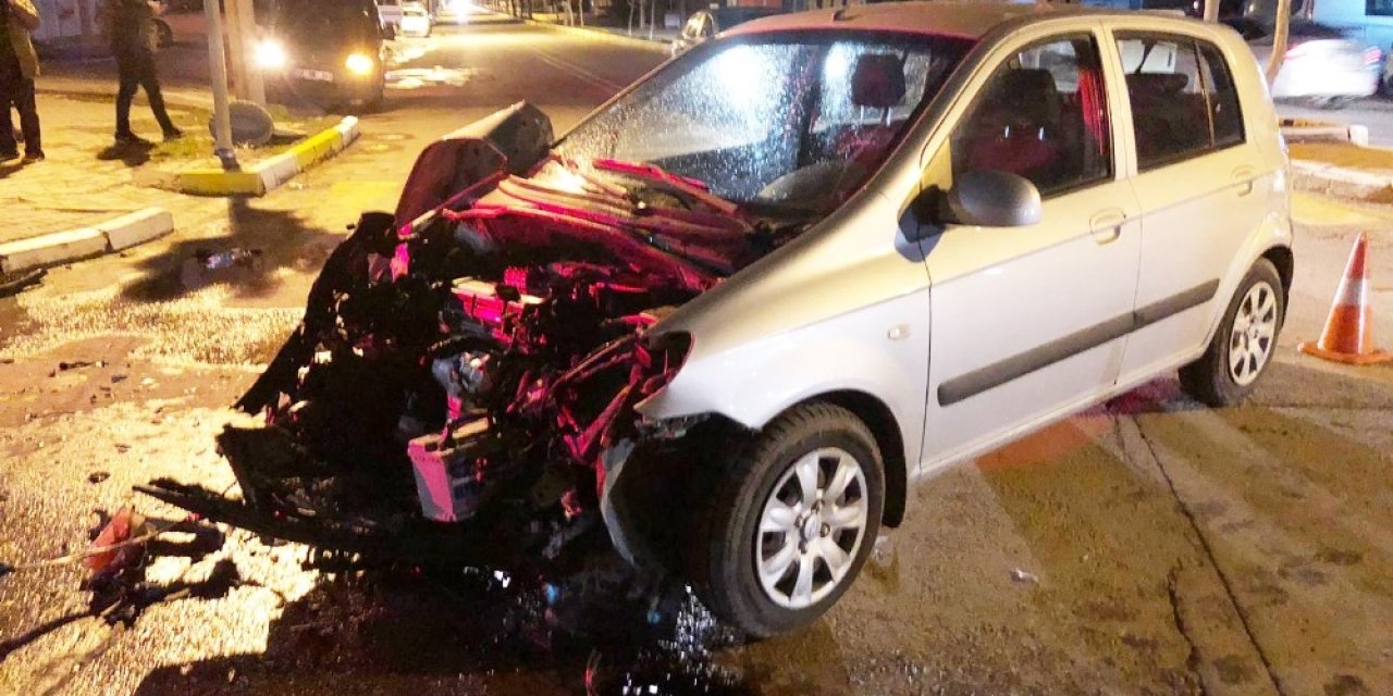 Kırmızı Işıkta Geçen Otomobil İtfaiye Aracına Çarptı: 2 Yaralı