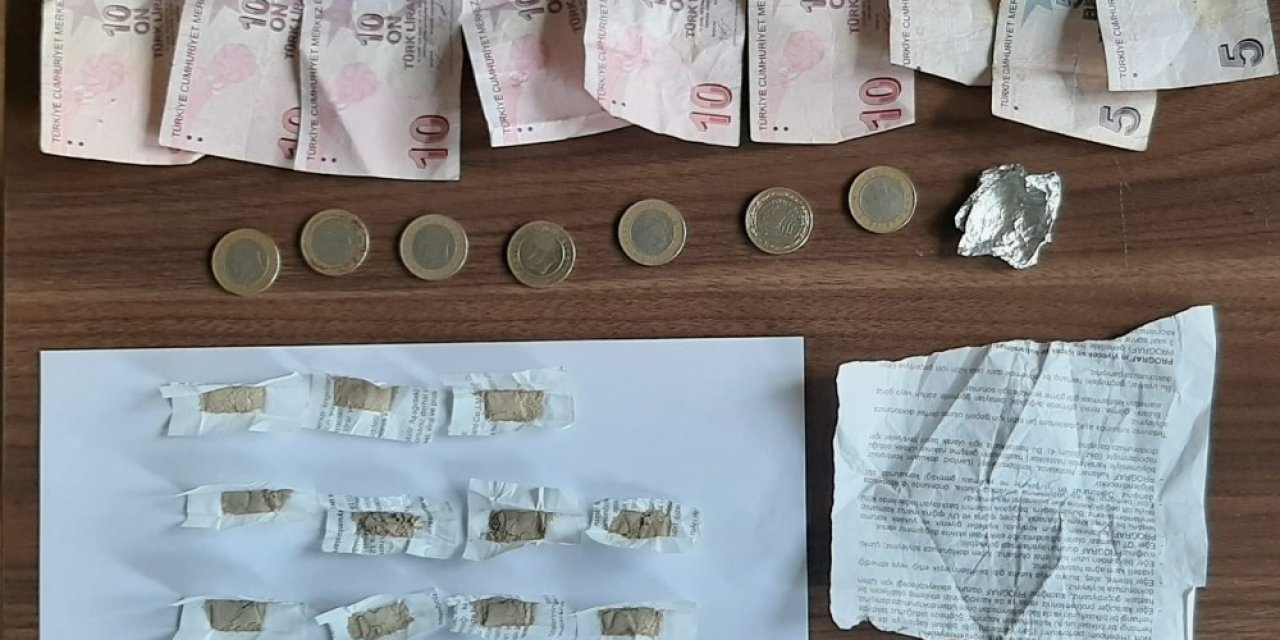 Polisi Gördü Kaçarken Yakalandı, Üzerinden Uyuşturucu Çıktı