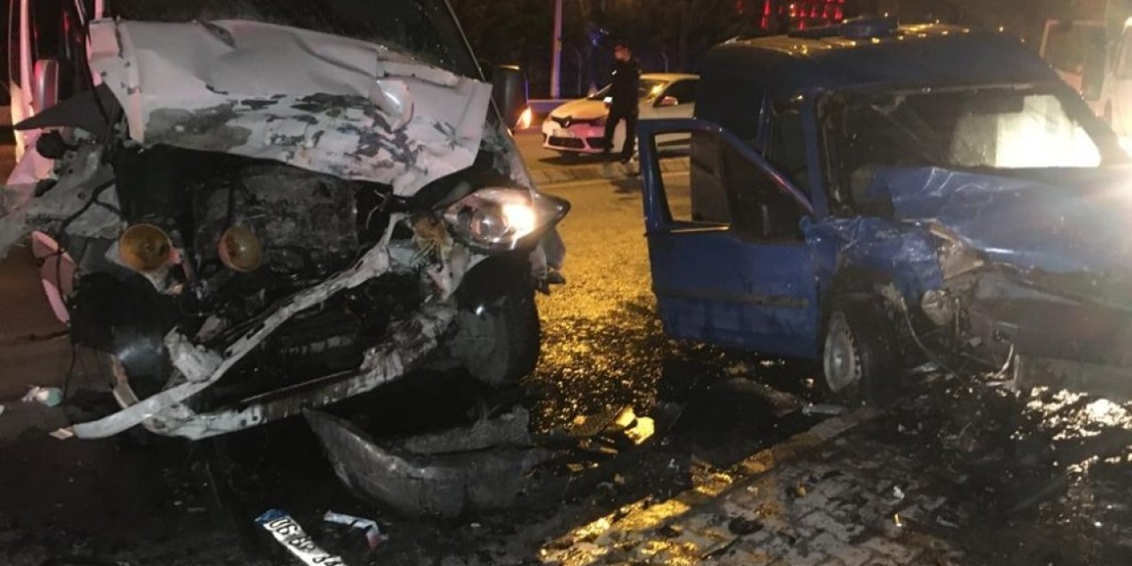 Sultanbeyli’de Kısıtlamayı Delen Sürücü Minibüs İle Kafa Kafa Çarpıştı: 2 Yaralı
