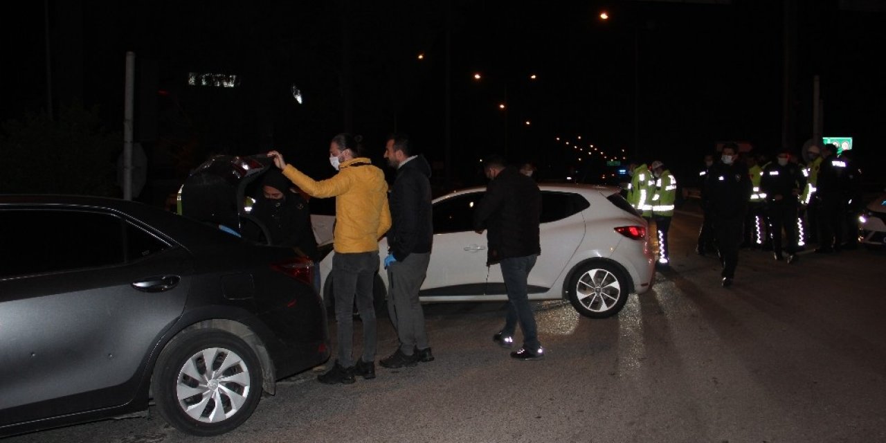 Narkotik Ekiplerinden Kaçan Araç İçerisinden Bir Valiz Dolusu Uyuşturucu Çıktı
