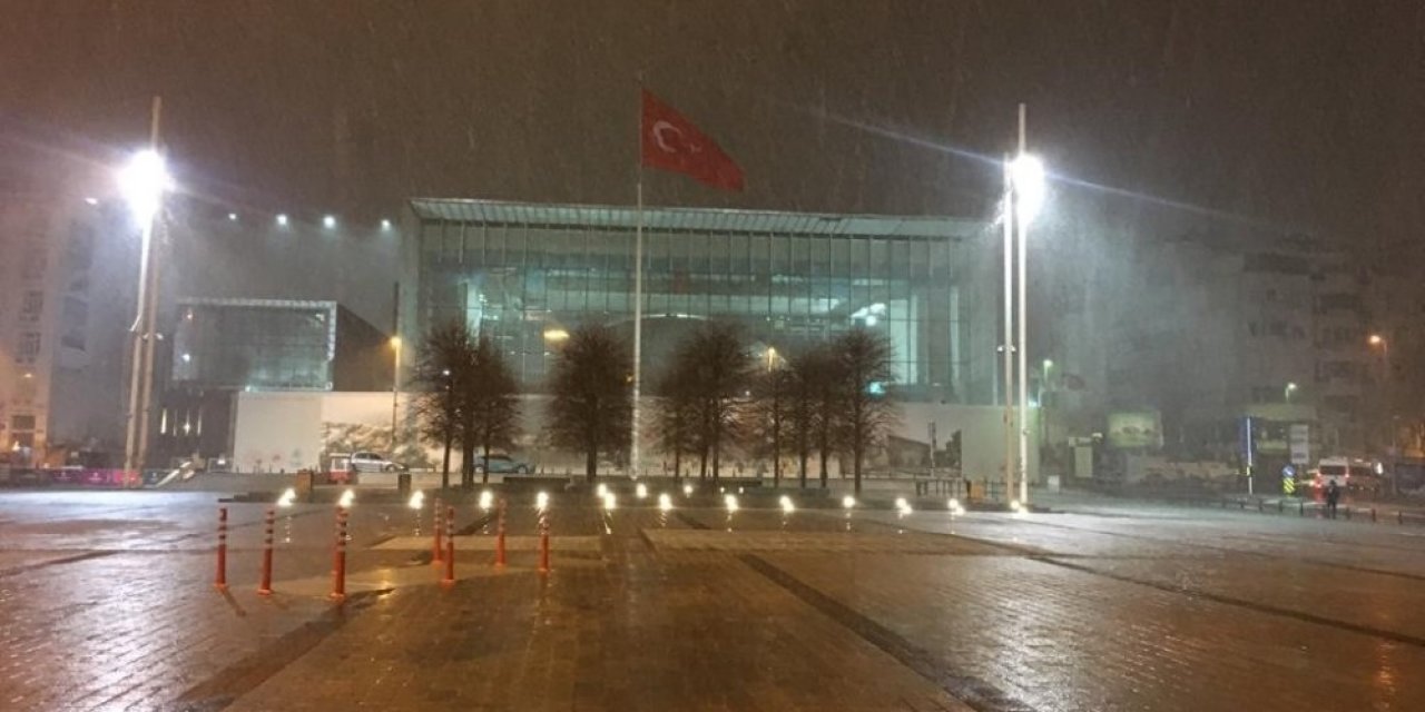 Taksim’de Kar Yağışı Etkili Oldu