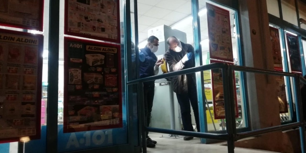 İ̇zmir’de Marketteki Silahlı Soygun Girişimi Kamerada