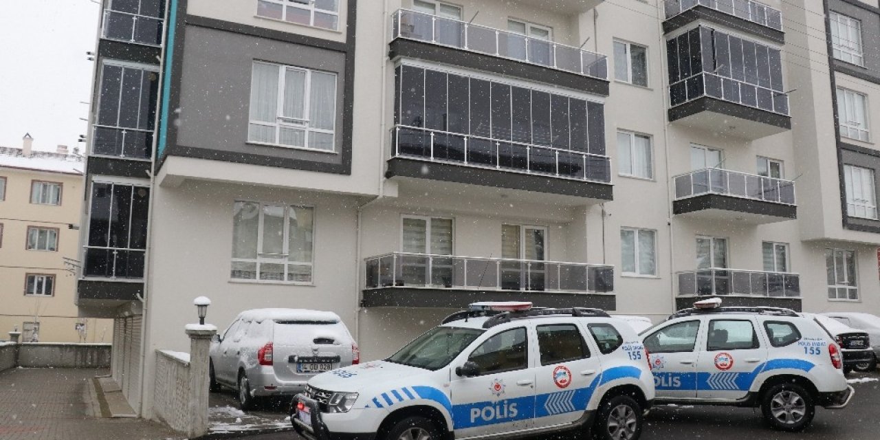 Barışmak İçin Gittiği Kız Arkadaşı Kapıyı Açmayınca Silahla Kendini Vurdu