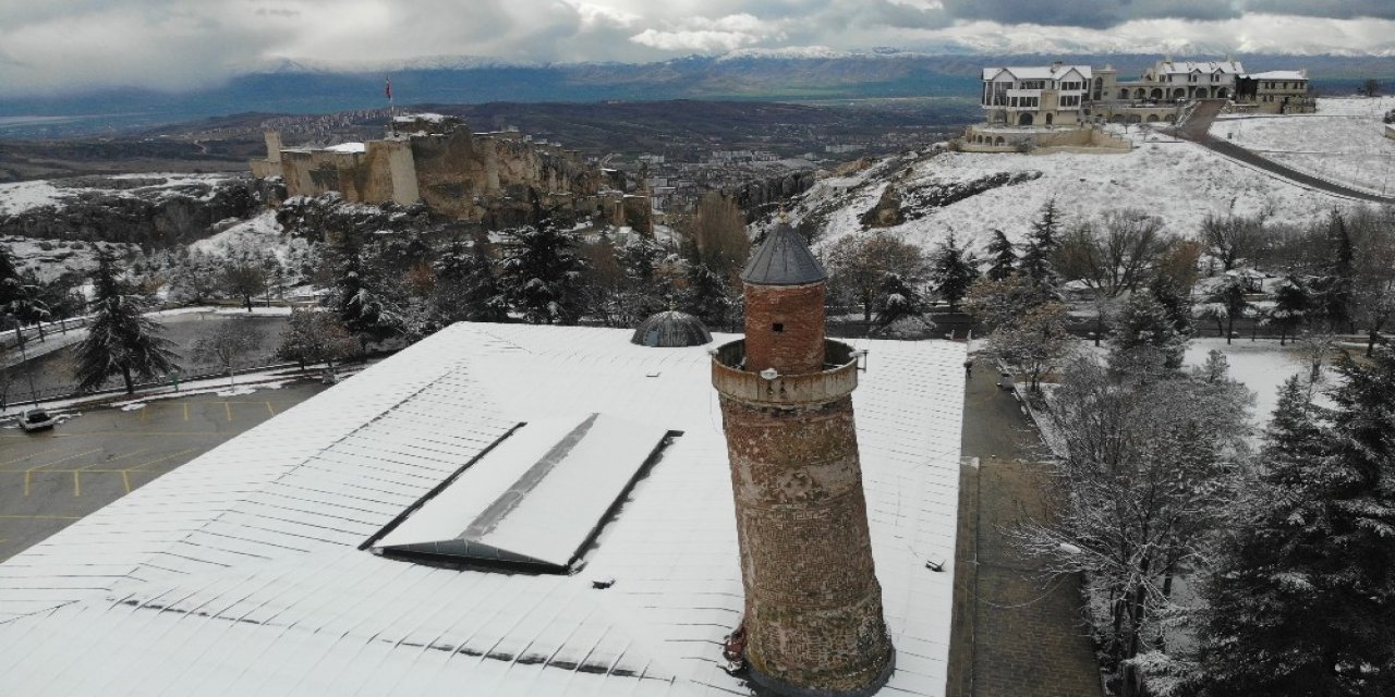 Elazığ’da Kar Yağışı, Harput Beyaz Gelinliğini Giydi