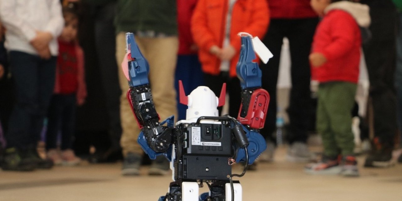 Halay Çeken Ve Erik Dalı Oynayan Robotlar İlgi Odağı Oldu