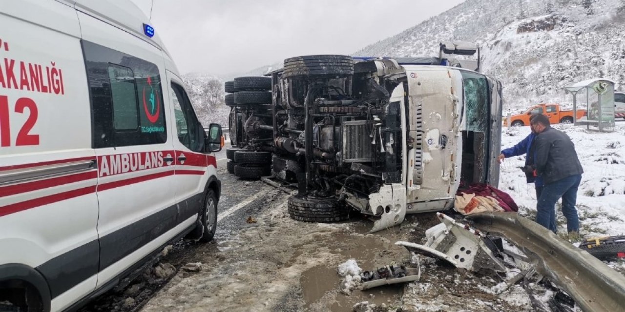Elma Yüklü Tır Devrildi, Sürücüsü Yaralandı
