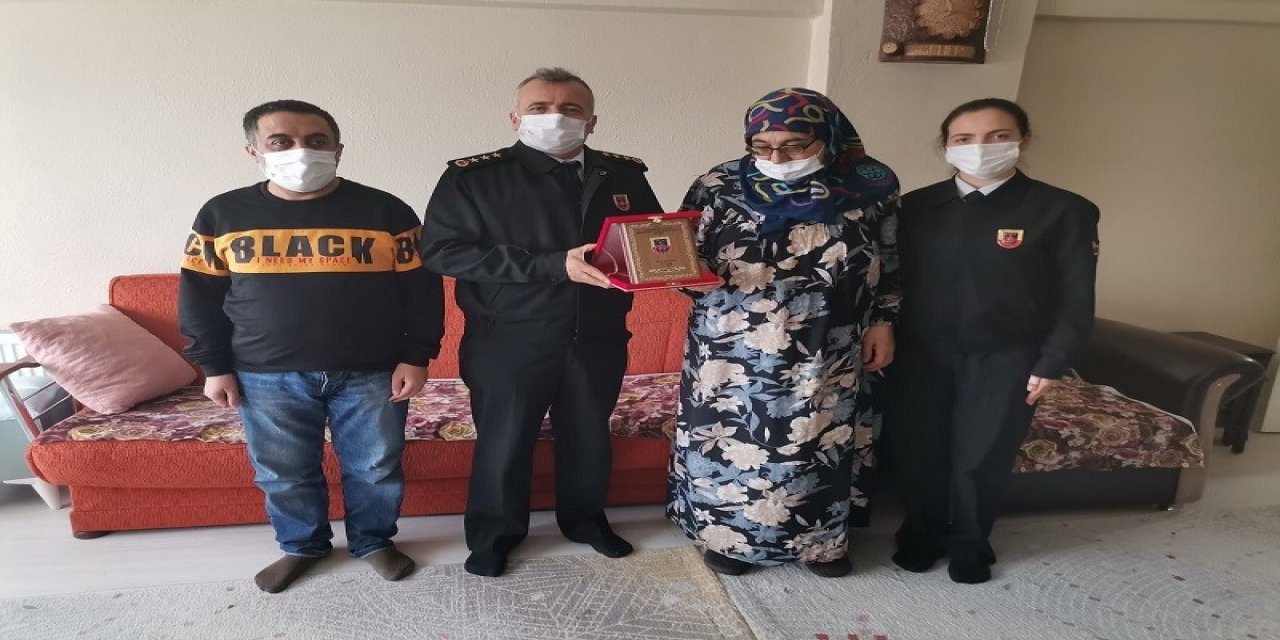 Şehit Ailesine “hizmet Anısı” Şilti Teslim Edildi