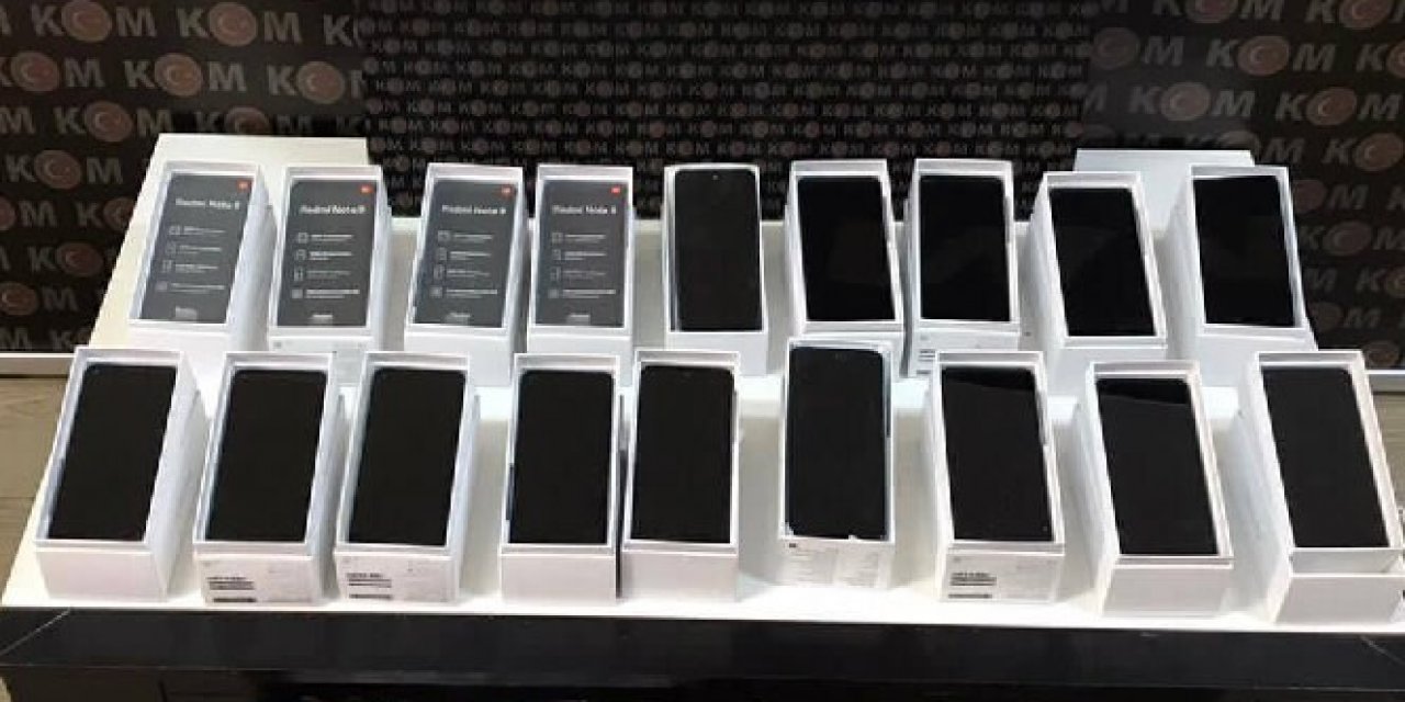 Gümrük Kaçağı Akıllı Telefonları Kargodan Alırken Yakalandı