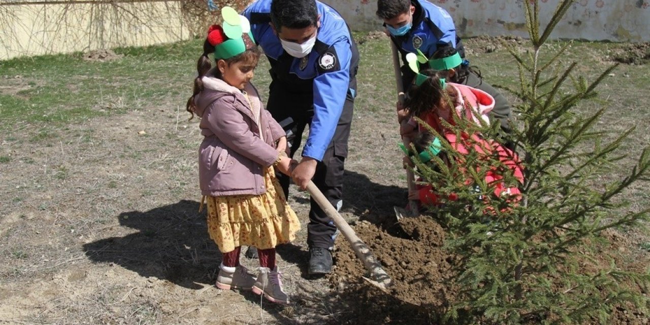 Van Polisi Çocuklarla Fidan Dikti