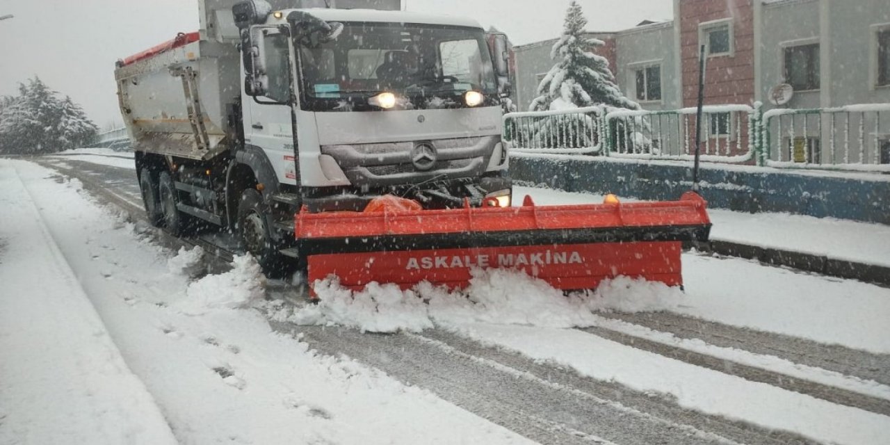 İ̇zmit’te Ekiplerin Karla Mücadelesi Sürüyor
