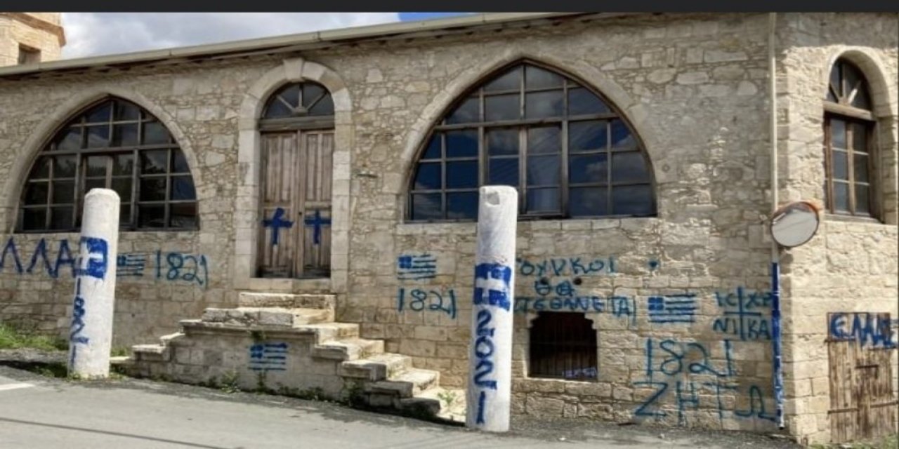 Gkry’de Bir Türk Camisine Irkçı Saldırı Düzenlendi