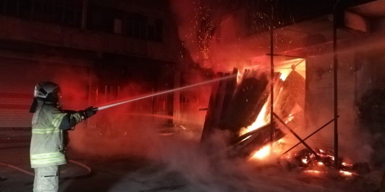 İ̇zmir’de Mobilya Atölyesinde Korkutan Yangın