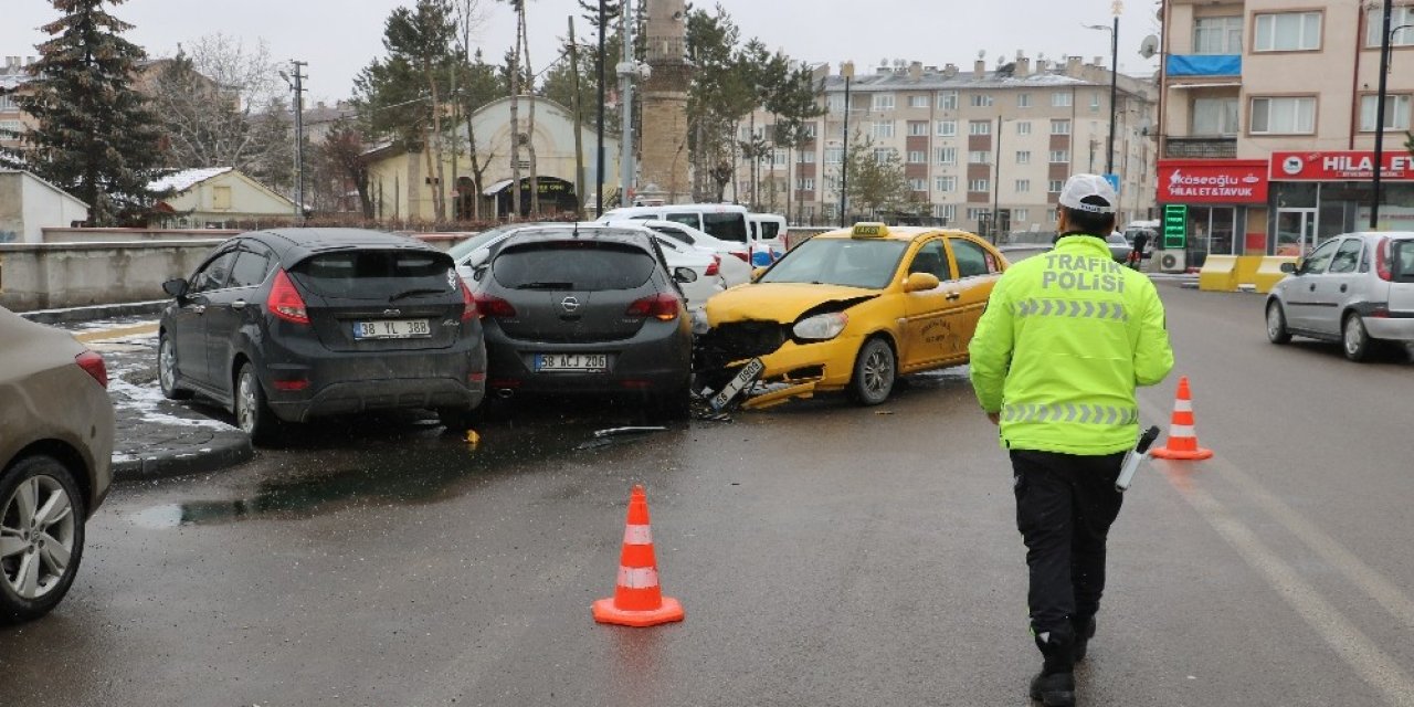 Sivas’ta Trafik Kazası: 1 Yaralı