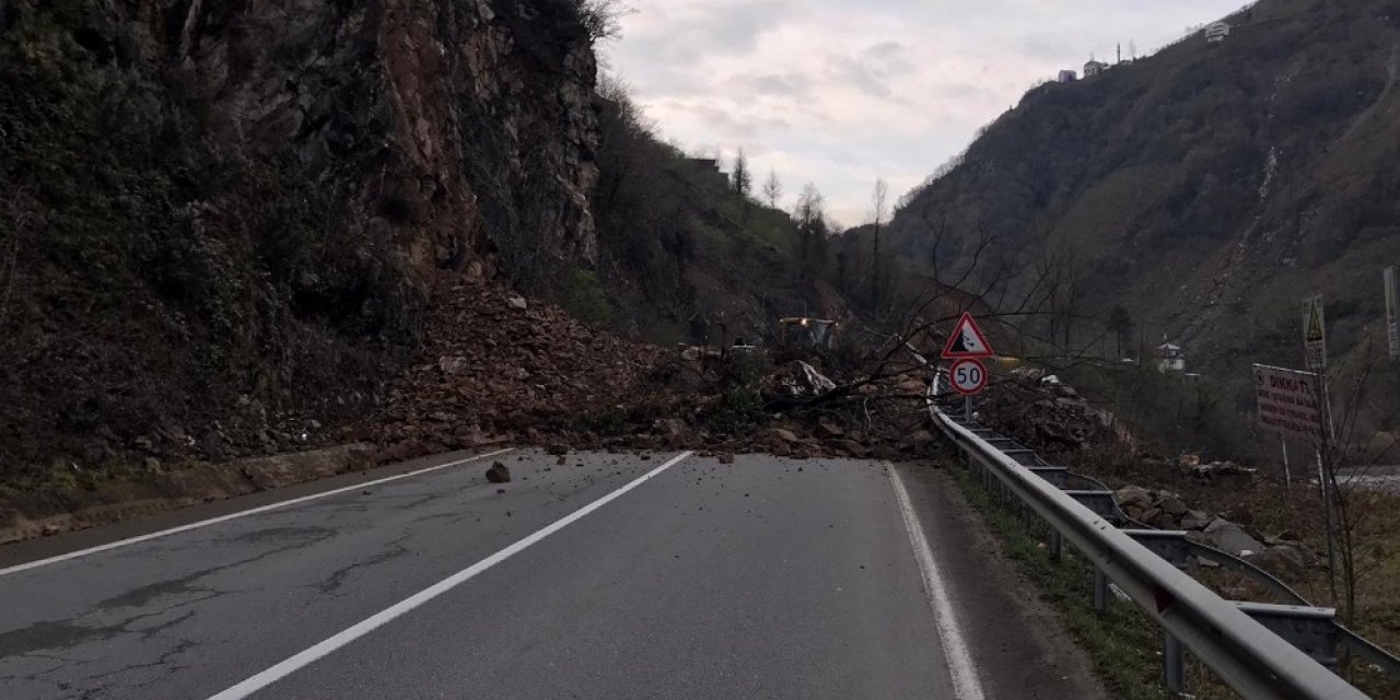 Tirebolu-doğankent Karayolunda Heyelan