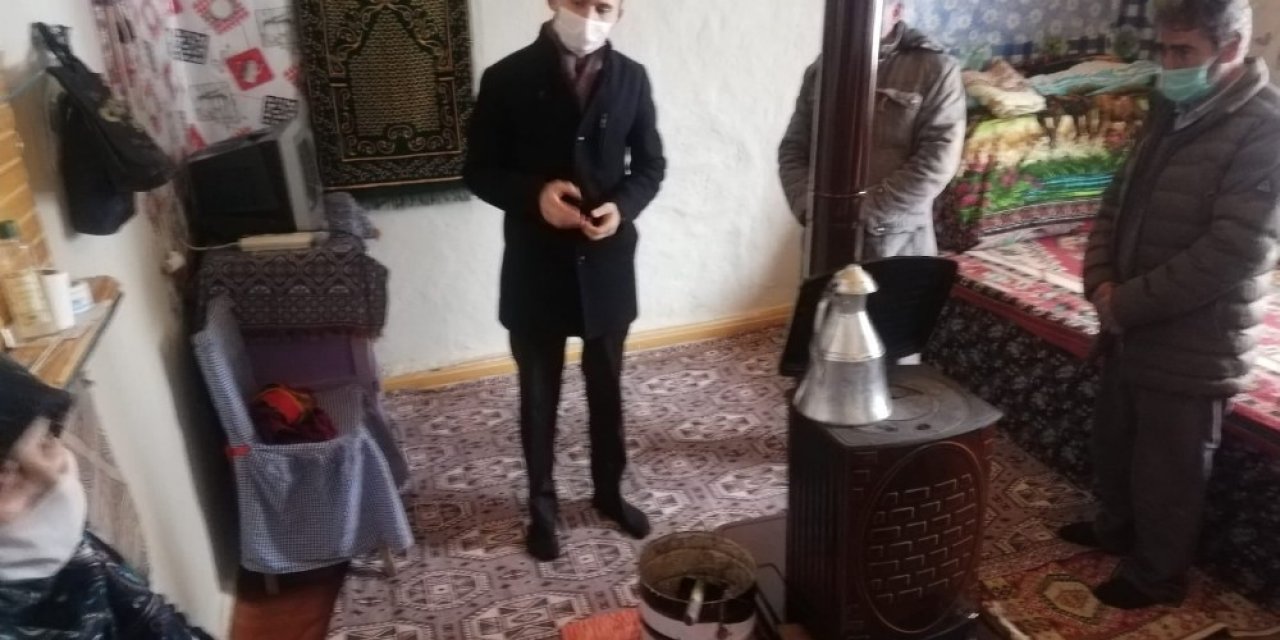 Kaymakam Sak, İhtiyaç Sahibi Vatandaşları Dinliyor