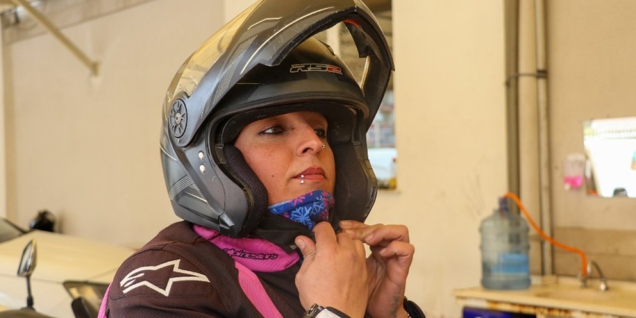 ‘pembe Kasklar’ Motosikletleriyle Trafikte Rakip Tanımıyor