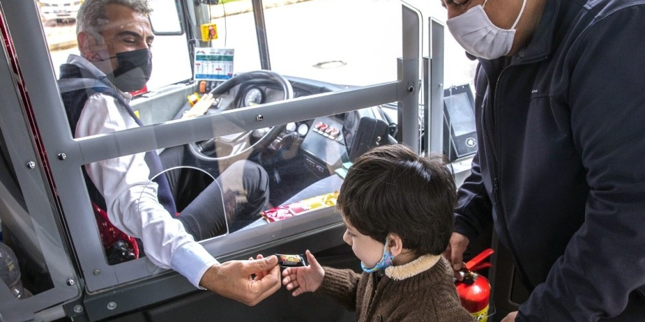 Yok Böyle Otobüs Şoförü: Çocuklara Gofret, Büyüklere Gülücük Dağıtıyor