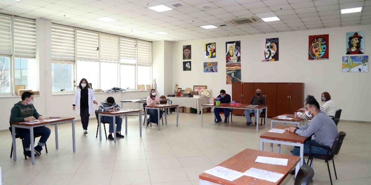 Engelli Kursiyerler Duygularını Renklerle Anlattı