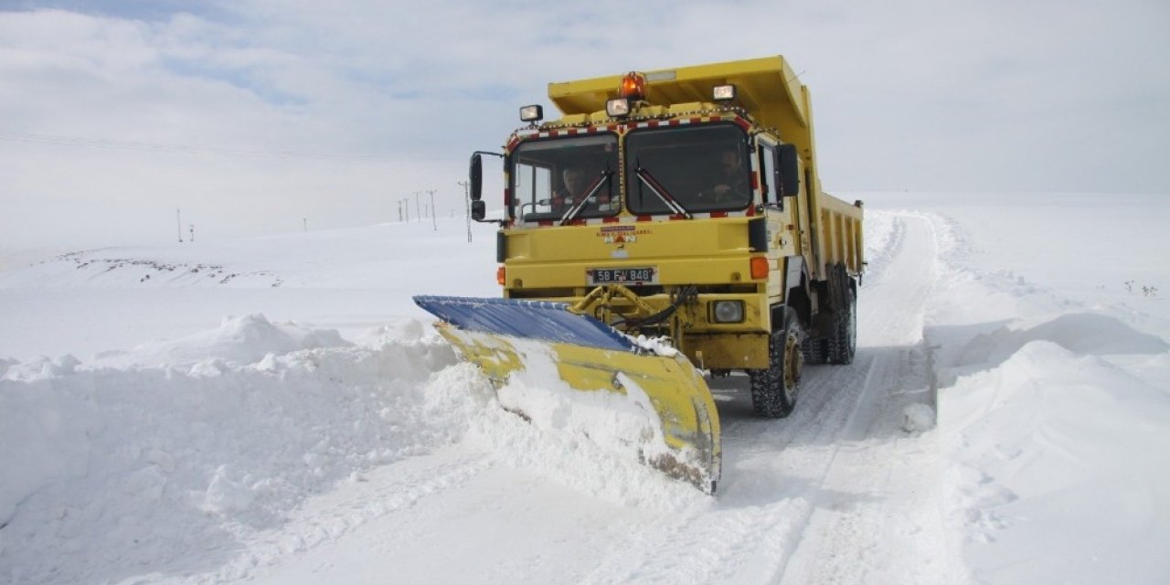 Erzincan’da Kar Ve Tipiden 102 Köy Yolu Ulaşıma Kapandı