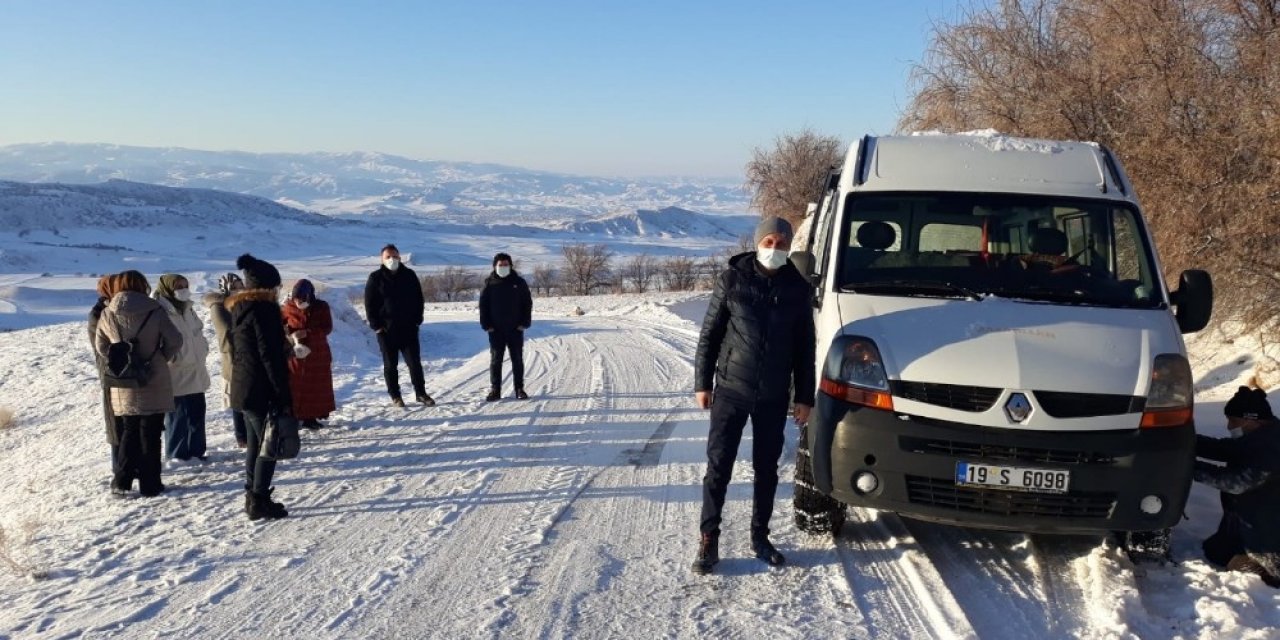 Öğretmenler Kar Nedeniyle Yolda Kaldı