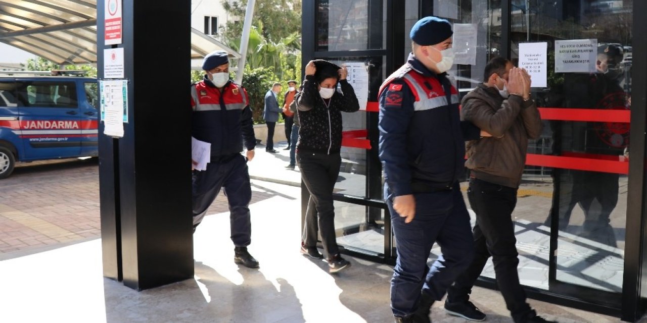 Karı-koca Alışveriş Yapıyor Gibi Hırsızlık Yaptı, Kutuya Doldurup Kaçarken Yakalandı