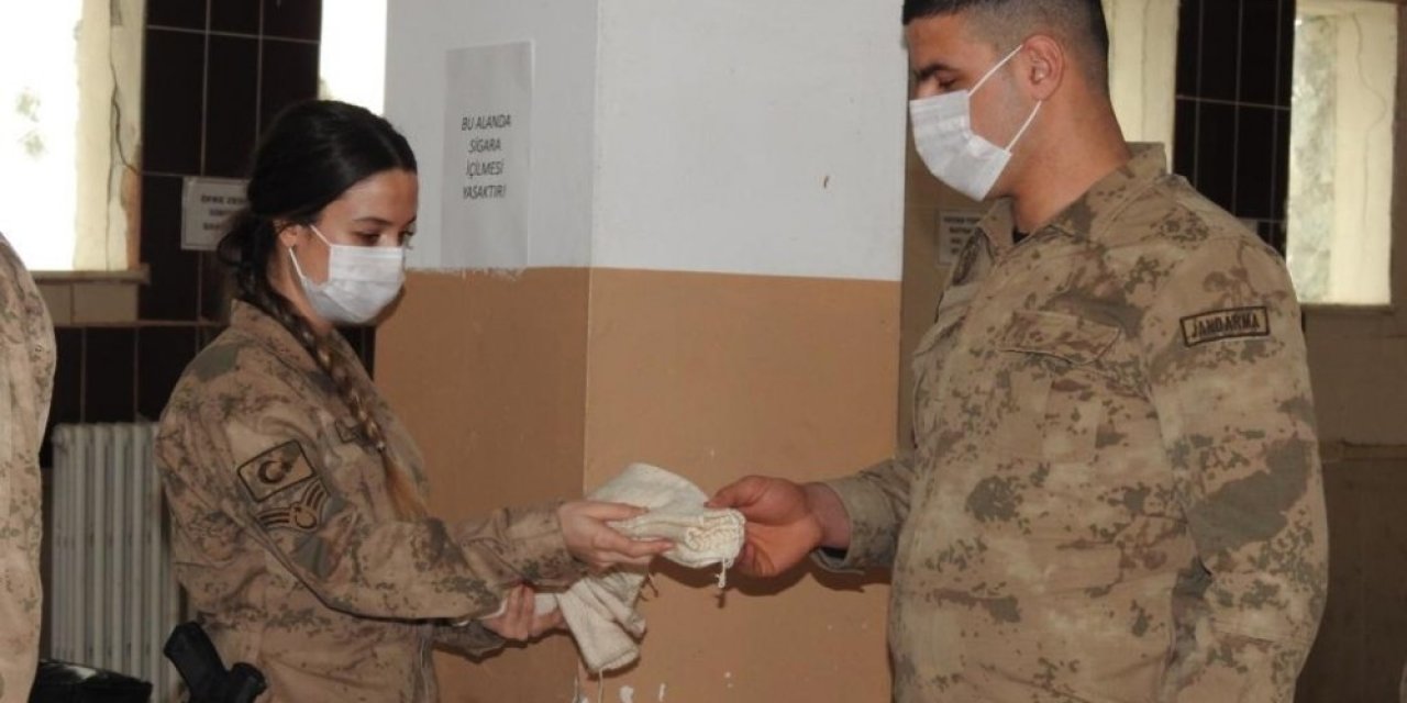 87 Yaşındaki Ninenin Ördüğü Çoraplar, Mehmetçiğe Ulaştı