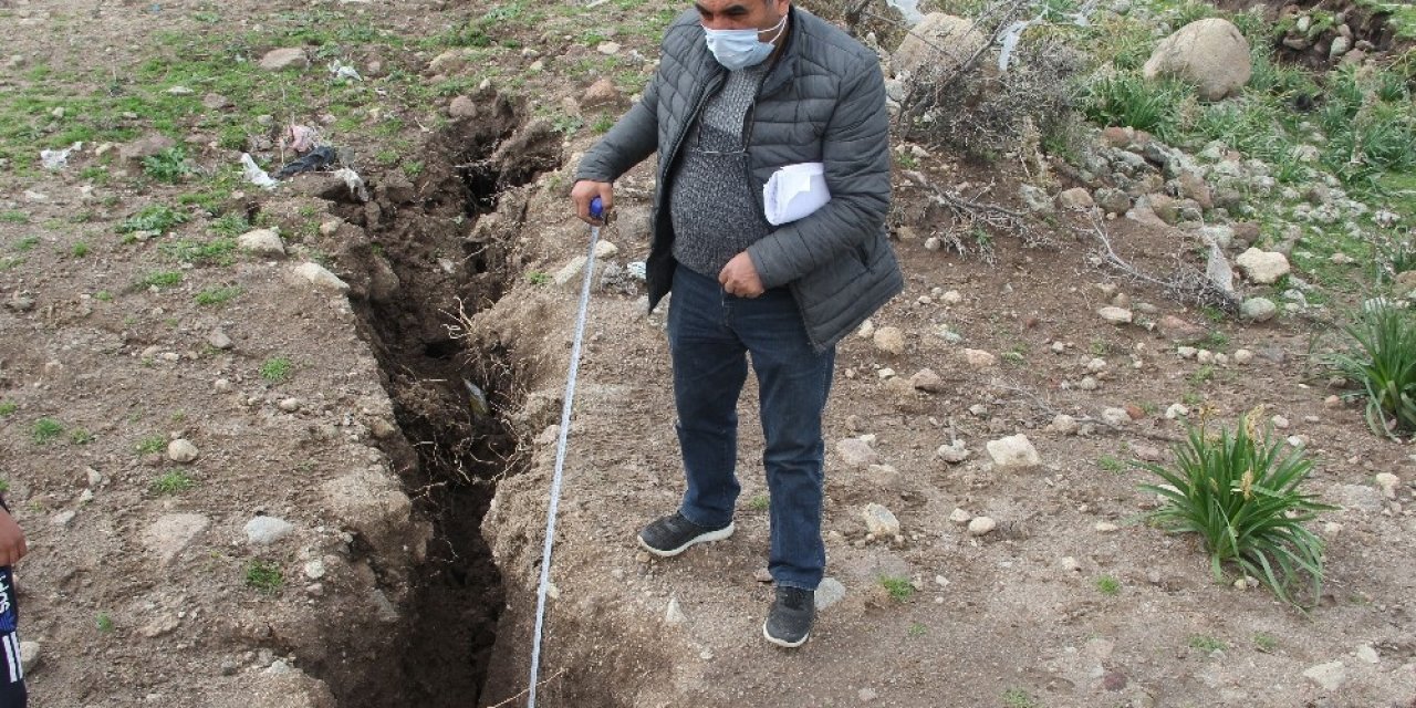 İ̇zmir’deki Korkutan Çatlaklara İlişkin Büyükşehirden Açıklama