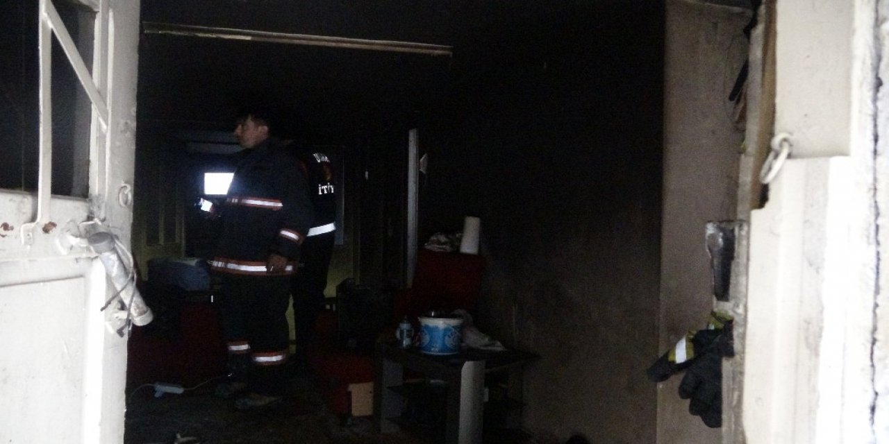 Yangında 2 Küçük Çocuk Dumandan Zehirlendi