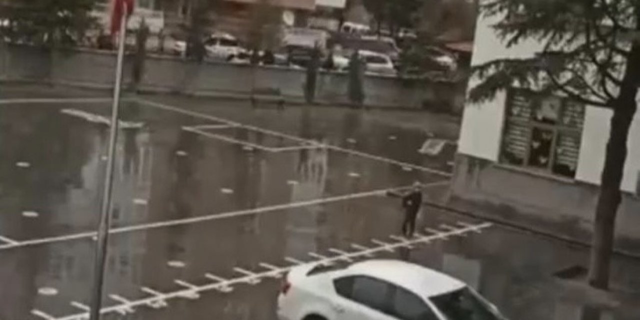 Şiddetli Yağmura Rağmen Tek Başına İ̇stiklal Marşı Okudu