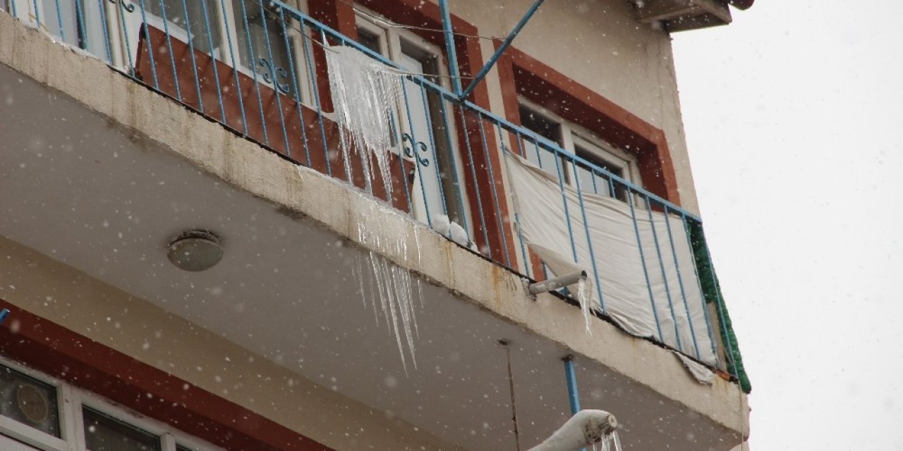 Temizlenmeyen Buz Sarkıtları Tehlike Saçıyor