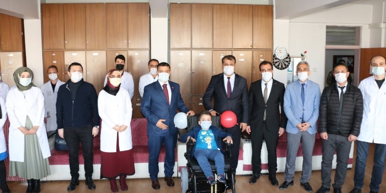 Öğretmenlerden Bedensel Engelli Öğrenciye Tekerlekli Sandalye