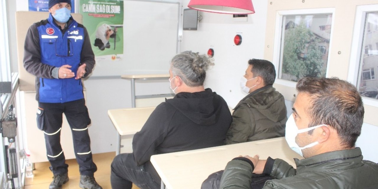 Deprem Tırında Gazetecilere Eğitim Verildi