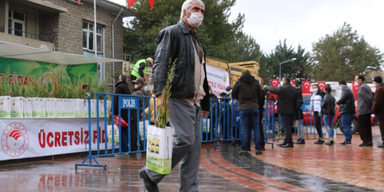 Elazığ’da Vatandaşlara 5 Bin Adet Ücretsiz Fidan Dağıtıldı