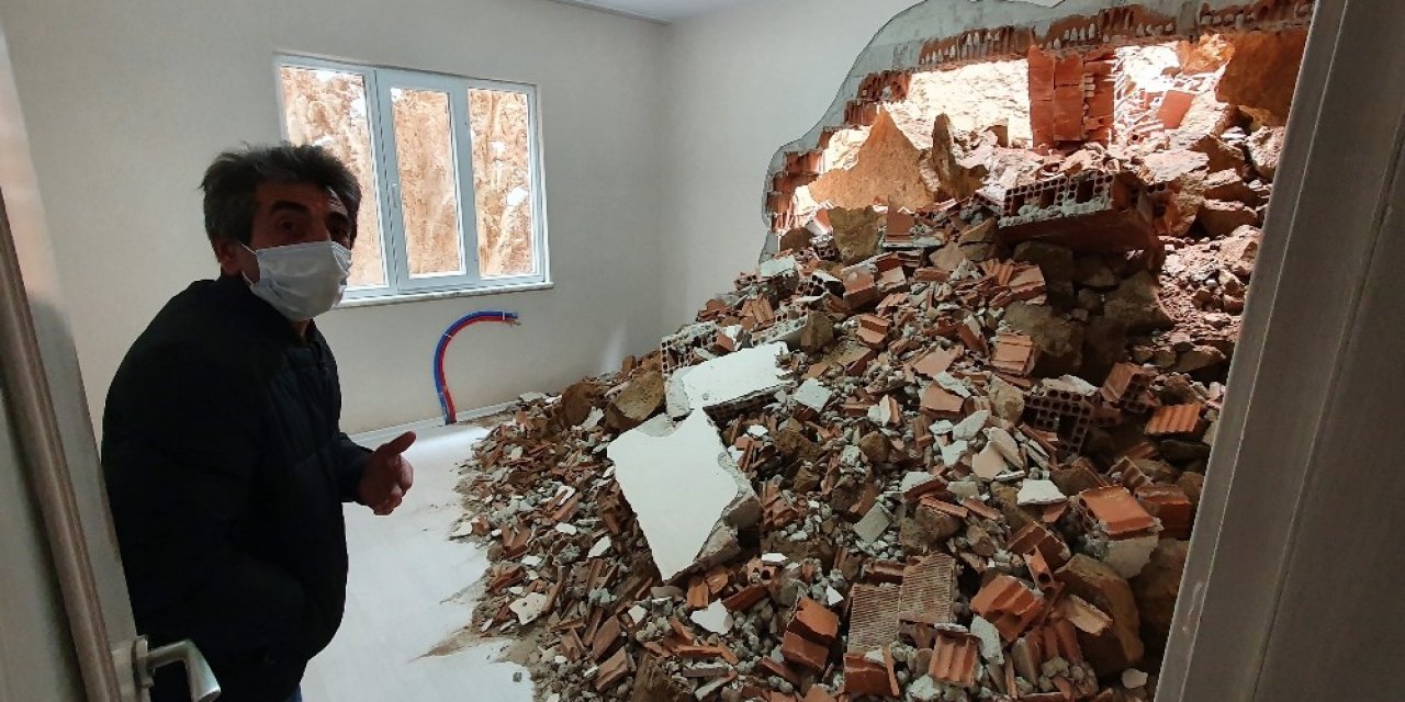 Gümüşhane’de Dağdan Kopan Kaya Parçaları Evin İçine Doldu