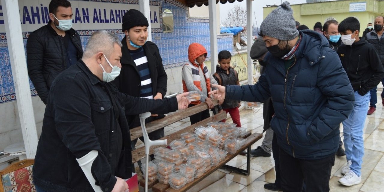 Besni’de Muhsin Yazıcıoğlu Anısına Tatlı Dağıtıldı