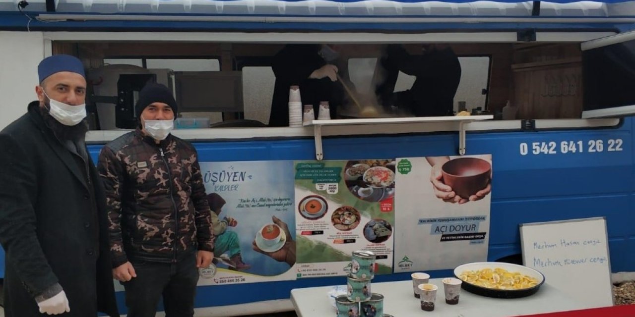 ‘eskişehir’in Doğan Güneşi Bir Lokma Aş’ Sloganıyla Vatandaşlara Çorba İkramı Yapıyorlar
